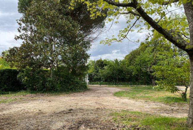 Terrain plat et arboré au centre de L'Isle Jourdain