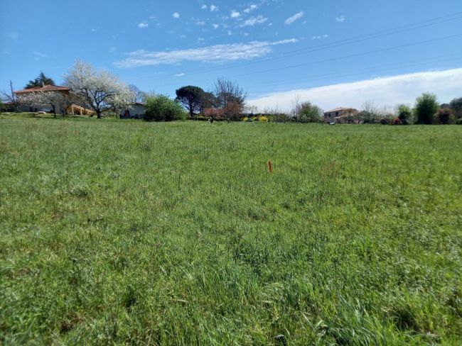 Burlats, terrain viabilisé à la vue dégagée de 908 m²