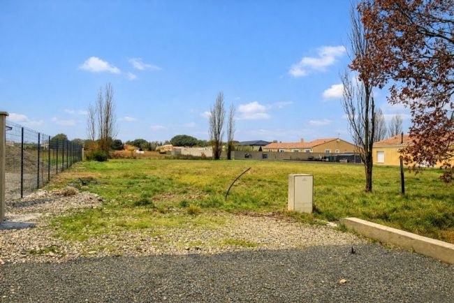 Terrain constructible 1116 m² entièrement viabilisé plat et prêt à construire à Sainte-Eulalie (11170) proche écoles et commodités