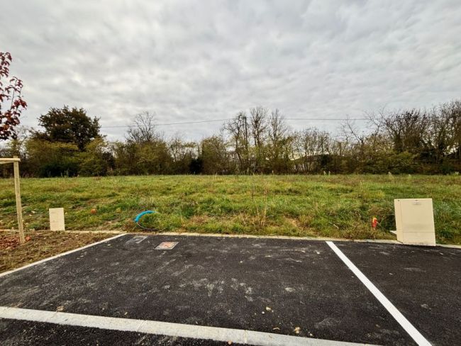 Terrain viabilisé PINS JUSTARET 588m²