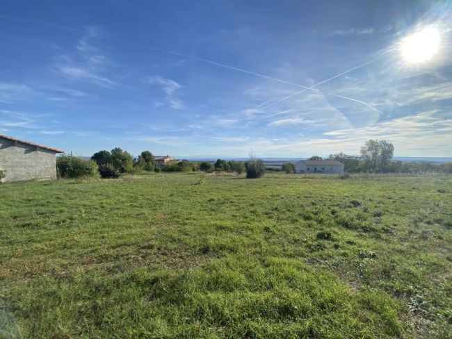 Terrain viabilisé 1423 m² à Carlipa 11170 vue Pyrénées plein sud prêt à construire RE2020 idéale famille