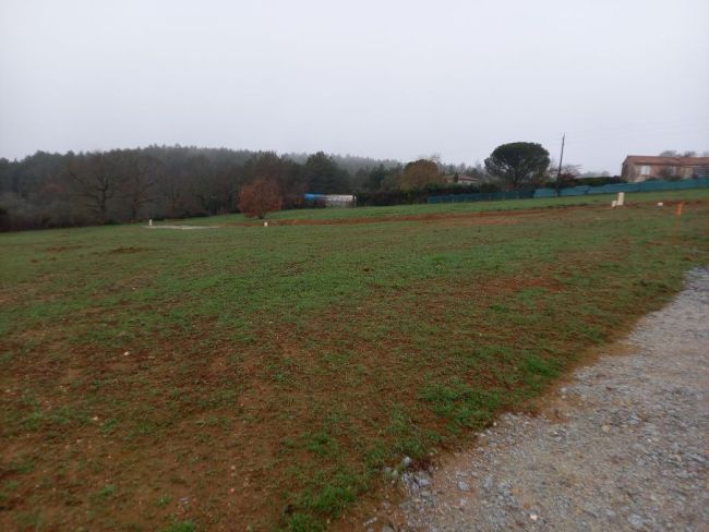 Burlats, terrain viabilisé de 899 m²