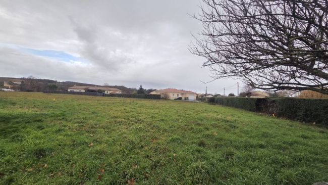 Sémalens, très agréable terrain de 920 m² plat et viabilisé
