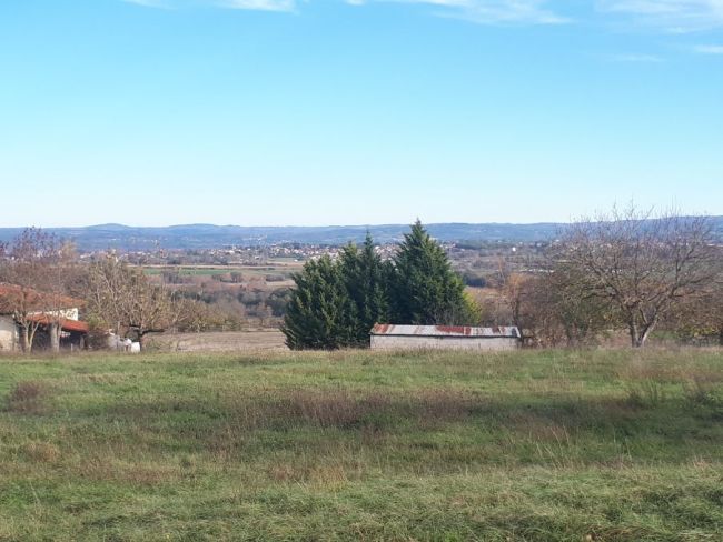 Navès, terrain viabilisé de 627 m² avec superbe point de vue
