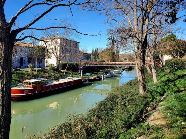 Poilhes dans l'Hérault joli terrain constructible de 375m² viabilisé