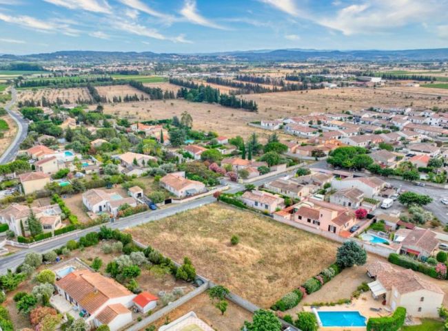 Le Somail Canal du midi sur une jolie parcelle constructible de 441m² avec projet de construction de maison