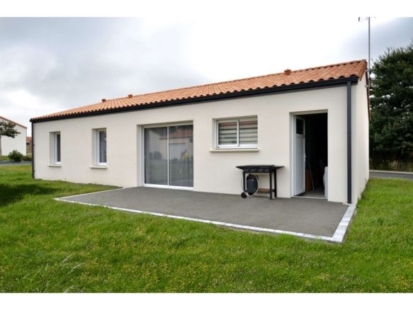 Maison contemporaine 70 m² avec jardin et emplacement privilégié à Roquettes
